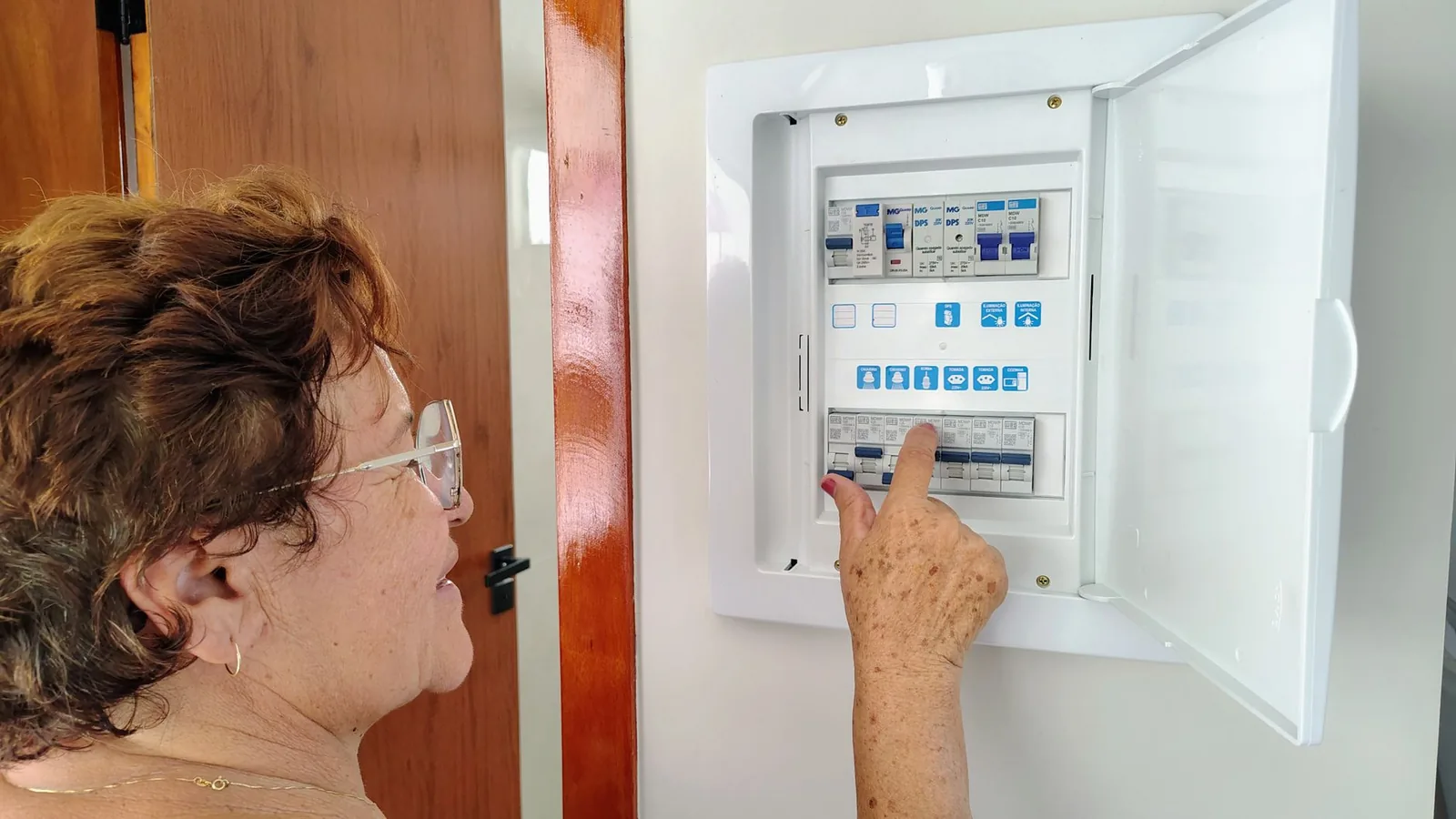 Montagem e reparo de quadro de distribuição